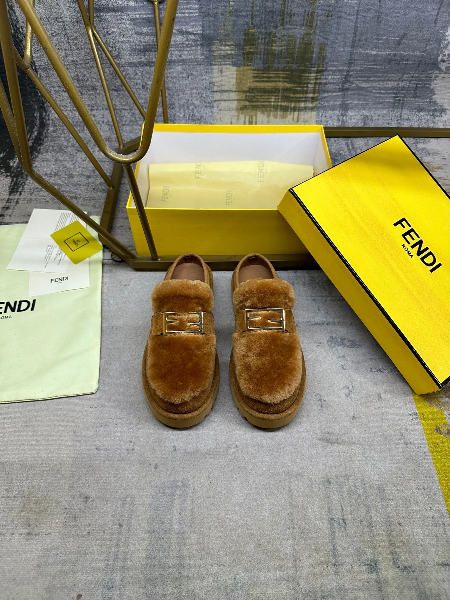 p518🐮🐮FENDI’s latest après-ski casual round-toe flat shoes. Made of black suede material, with straight fur tongue of the same color. Decorated with Baguette hardware in gold-finish metal. Thick black non-slip sole with FENDI logo on the heel, women's sizes 35-40, men's 39-45